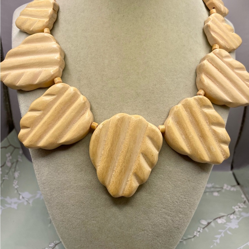 Vintage Chunky Tan Wood Leaf Collar Necklace. 16 inches with 3 inch extender.
